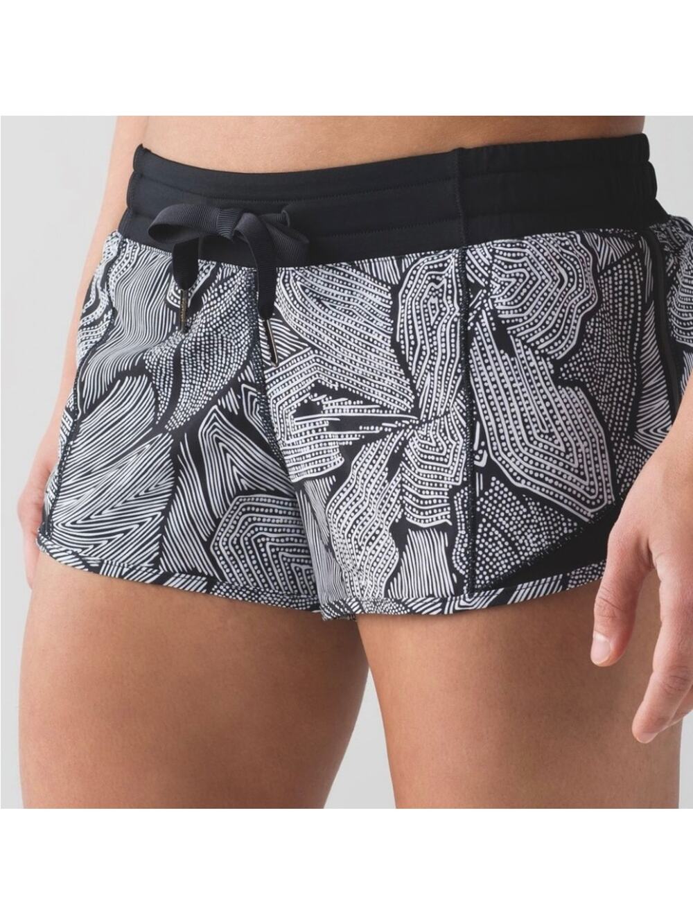 Lululemon Hotty Hot Short Dottie Tribe Size 4 White Black / Black